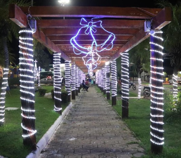 AXIXÁ: Prefeitura monta decoração de Natal